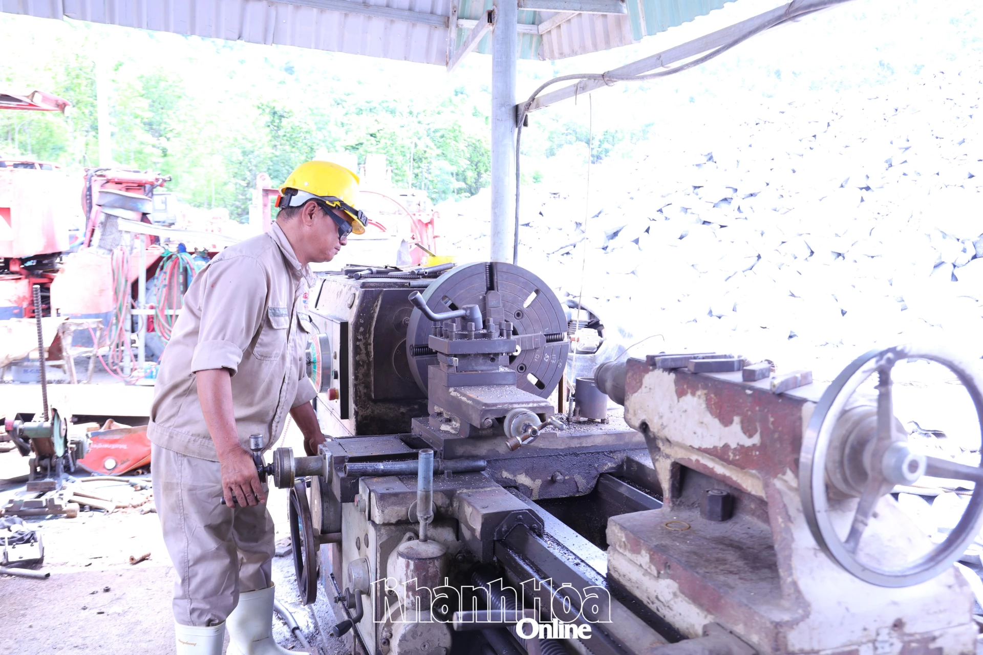 Thực hiện tiện các phụ tùng máy để sửa chữa máy ngay tại công trường.