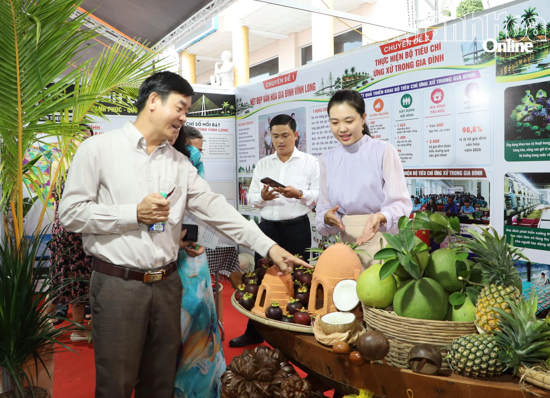 Người dân tham quan, tìm hiểu các gian hàng trưng bày của các tỉnh tham dự ngày hội.