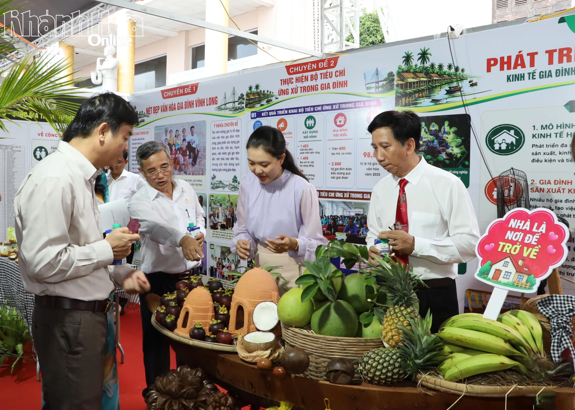 Các đại biểu tham quan gian hàng tỉnh Vĩnh Long. Ảnh: VĂN GIANG.