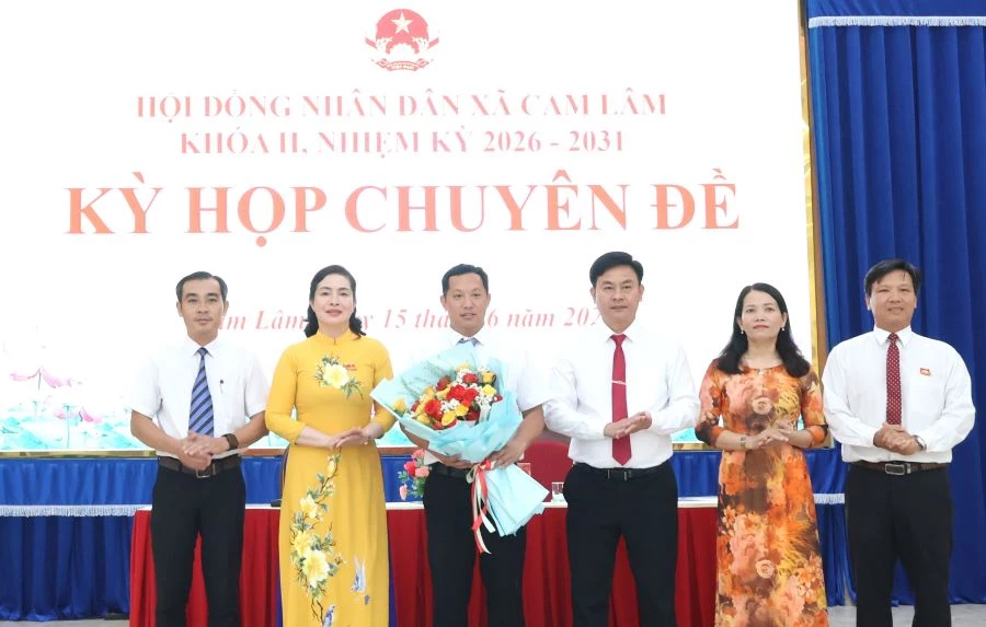 Lãnh đạo xã Cam Lâm tặng hoa chúc mừng Ủy viên UBND xã nhiệm kỳ 2026 -2031.