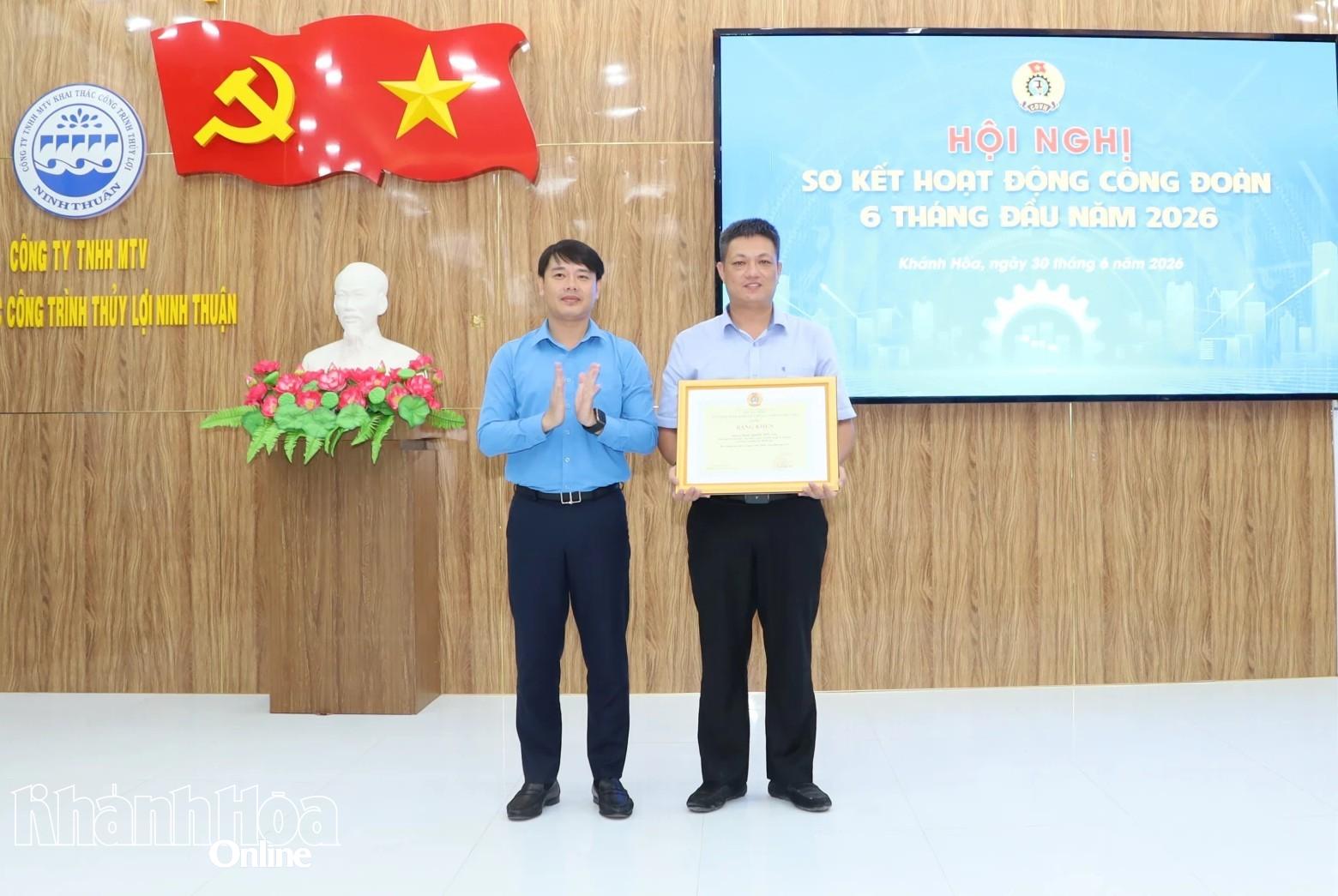 Ông Bùi Hoài Nam trao bằng khen của Tổng Liên đoàn Lao động Việt Nam cho tập thể xuất sắc.