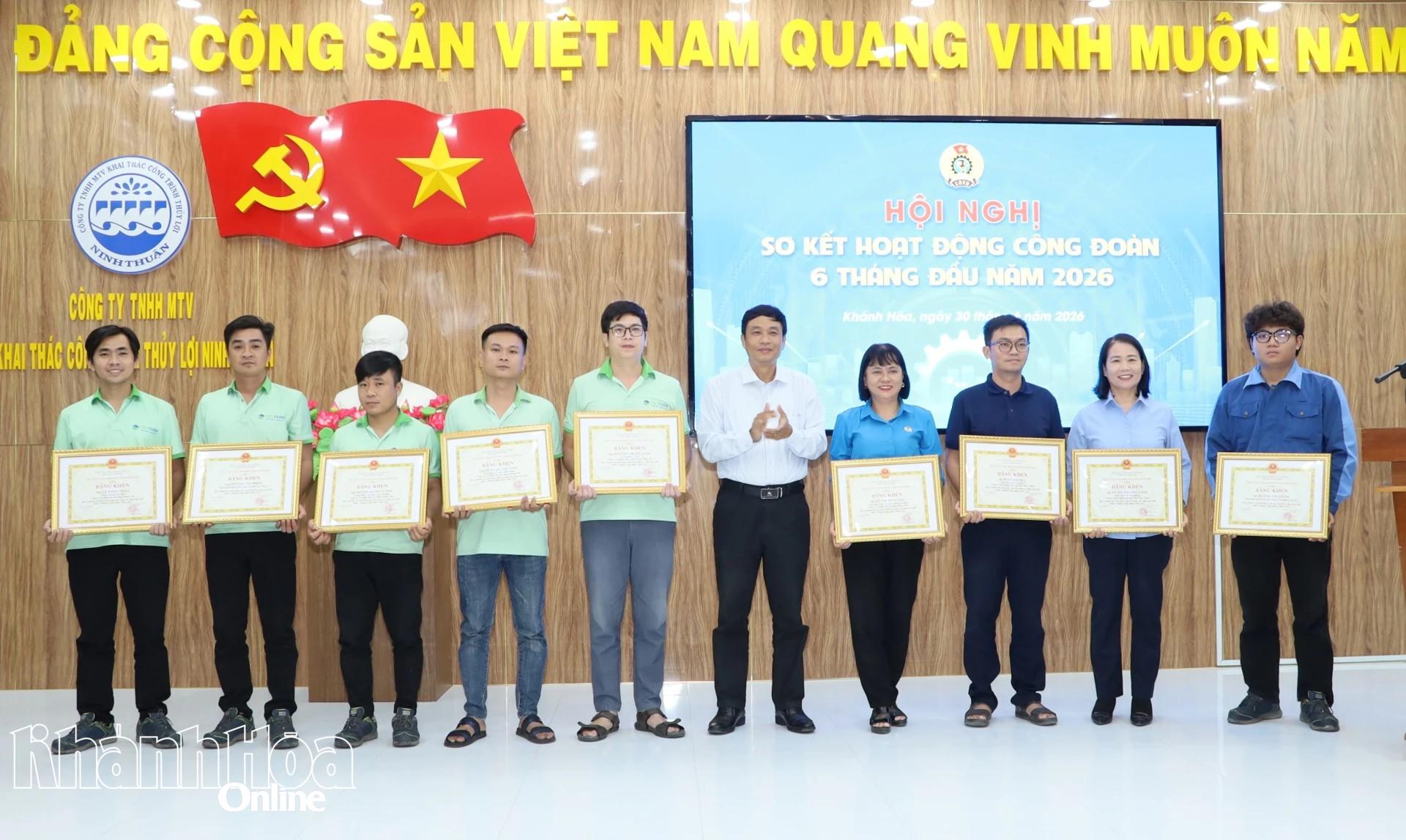 Ông Bùi Thanh Bình trao bằng khen của Chủ tịch UBND tỉnh cho những tập thể xuất sắc.