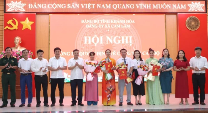 Đảng ủy xã Cam Lâm công bố các quyết định về công tác cán bộ