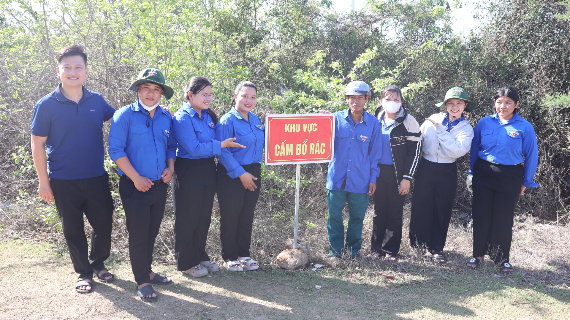 Các đoàn viên thanh niên cắm biển cấm đổ rác bảo vệ môi trường.