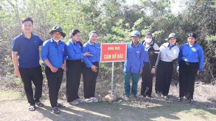 Xã Phước Hà ra quân hưởng ứng phong trào toàn dân chung tay bảo vệ môi trường