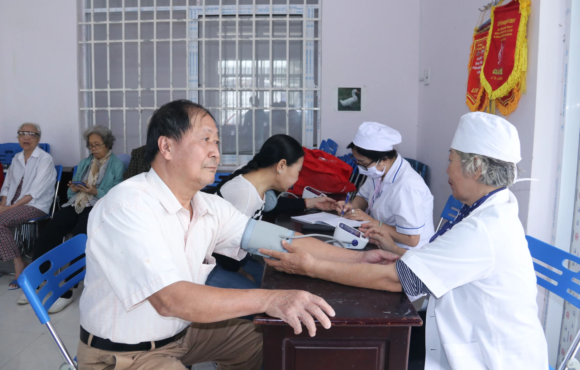 Thành viên Câu lạc bộ Liên thế hệ tự giúp nhau ở Tổ dân phố 2, phường Nha Trang được thăm khám sức khỏe.