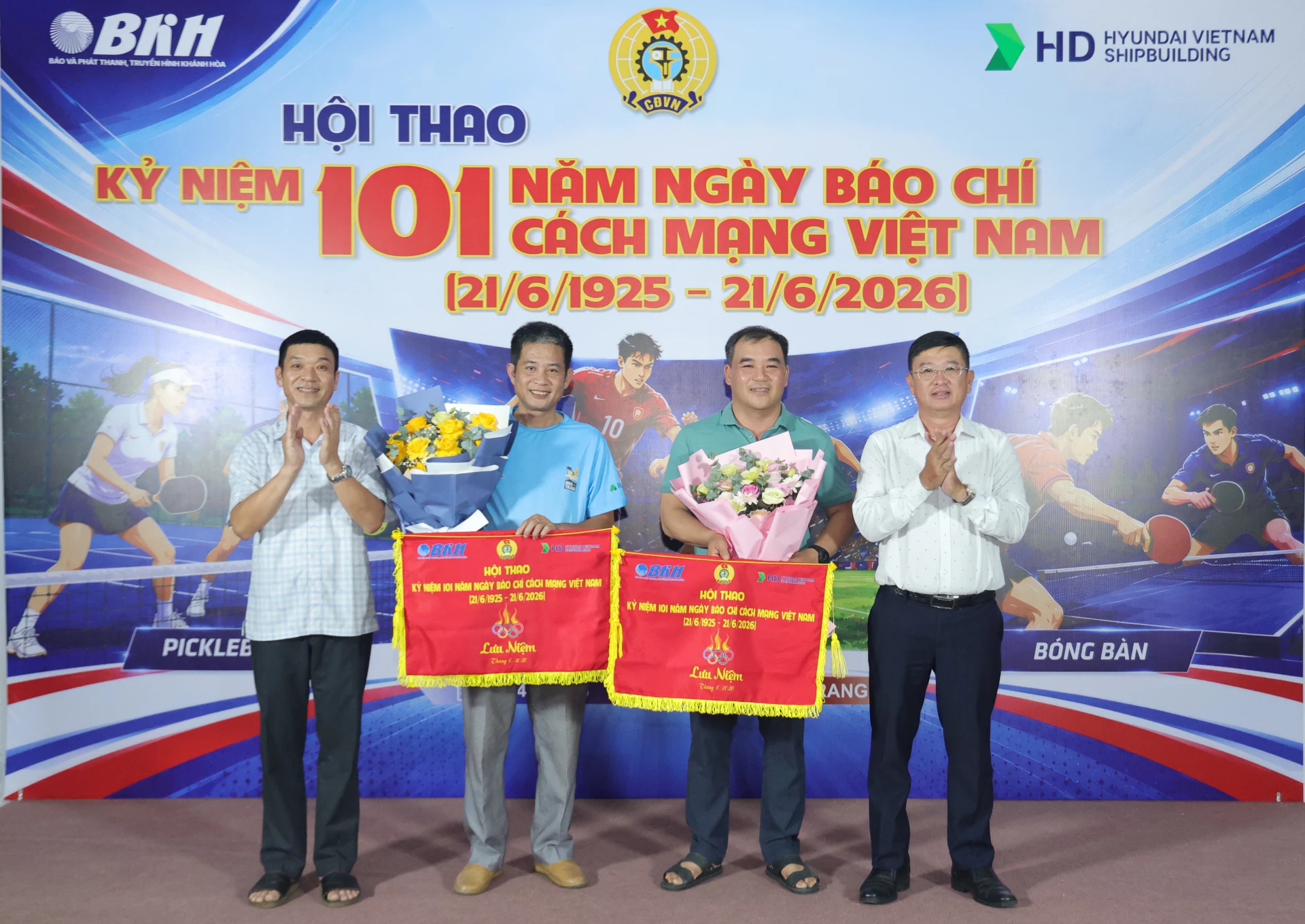 Lãnh đạo Báo và Phát thanh, Truyền hình Khánh Hòa và Công ty TNHH Đóng tàu HD Hyundai Việt Nam trao cờ lưu niệm cho công đoàn 2 đơn vị.