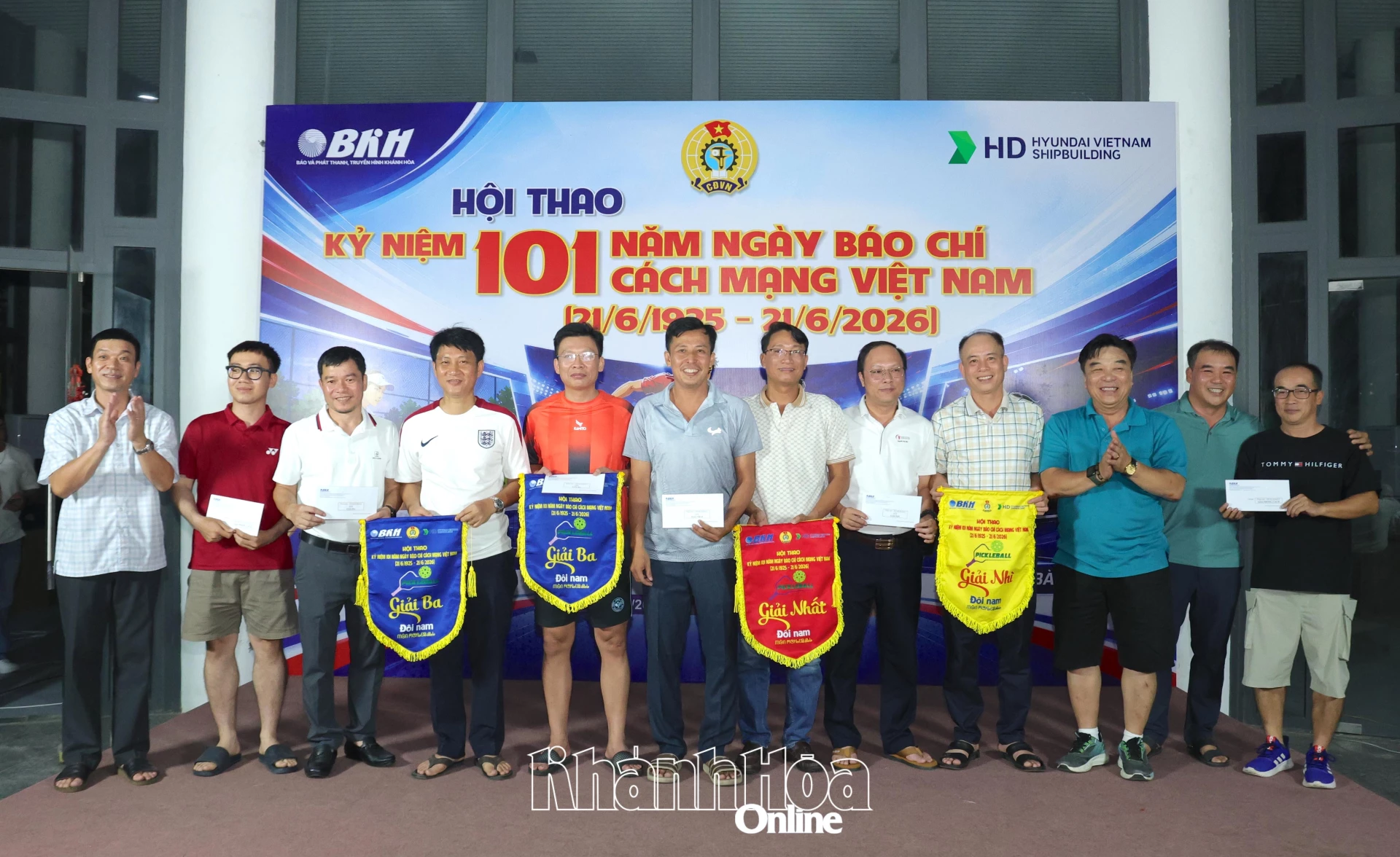 Lãnh đạo Công ty TNHH Đóng tàu HD Hyundai Việt Nam và Hội Nhà báo tỉnh trao giải cho các vận động viên thi đấu ở nội dung đôi nam.