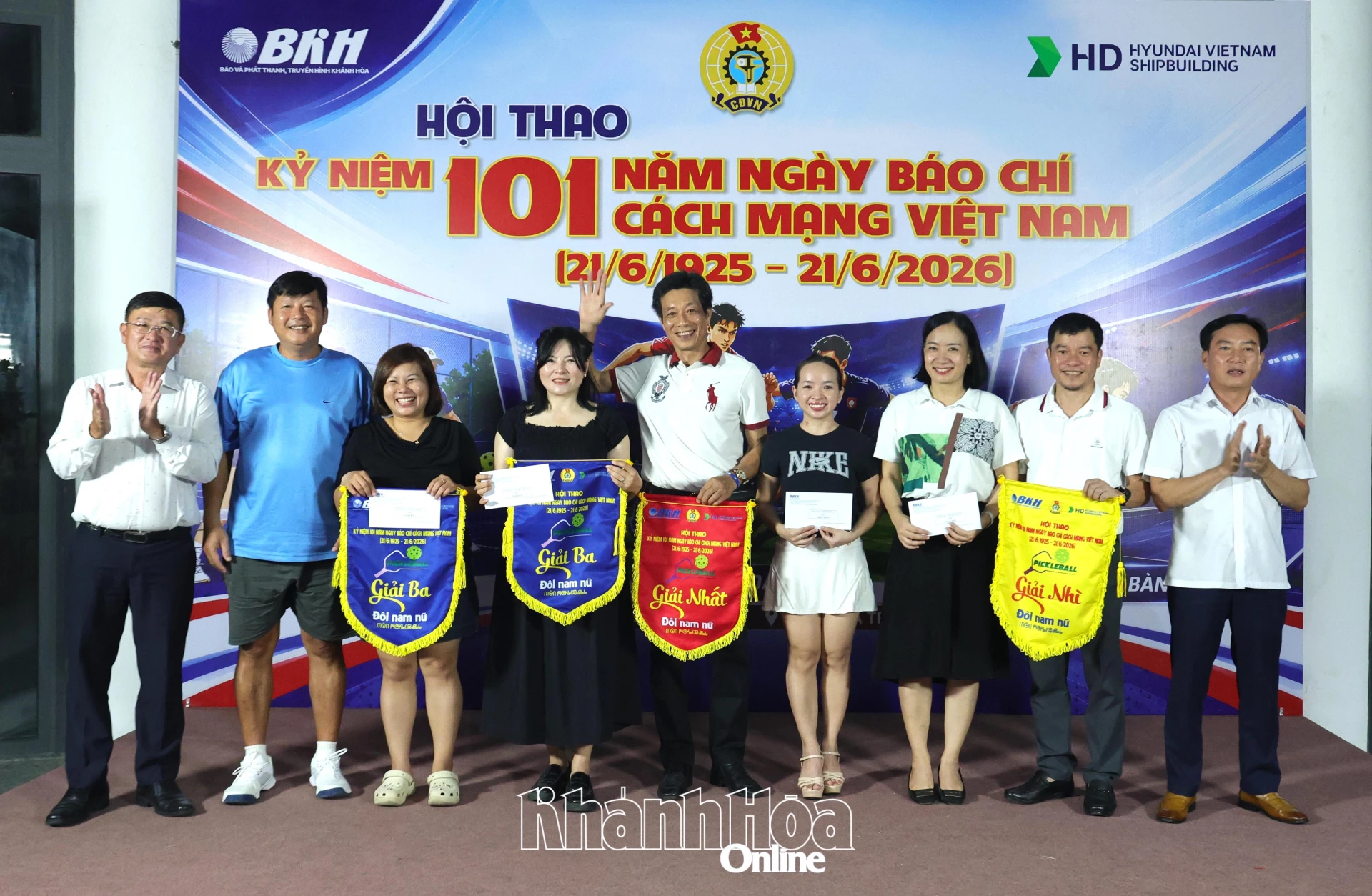 Lãnh đạo Báo và Phát thanh, Truyền hình Khánh Hòa trao giải cho các vận động viên ở nội dung đôi nam - nữ pickleball.