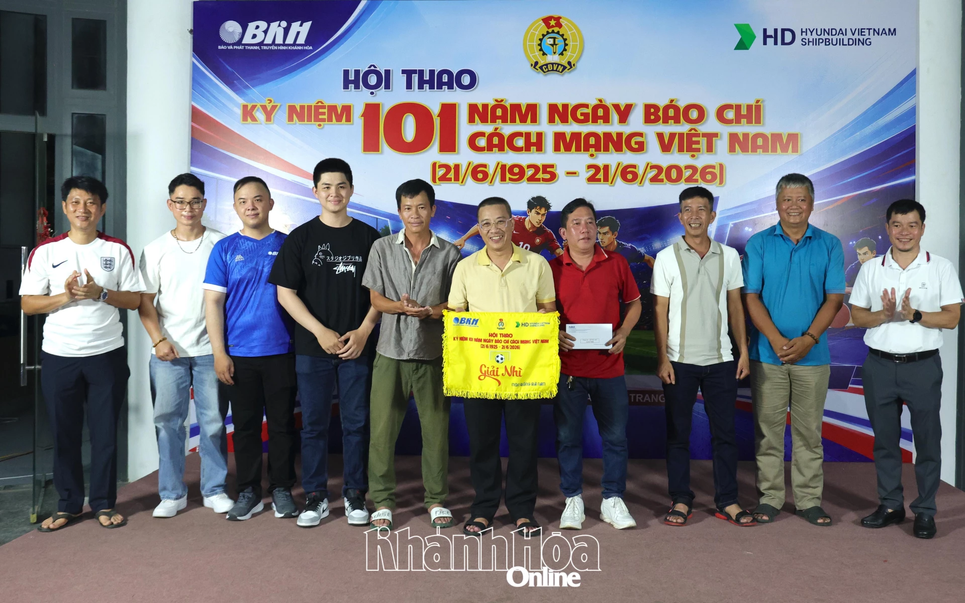Trao giải nhì cho môn bóng đá nam.