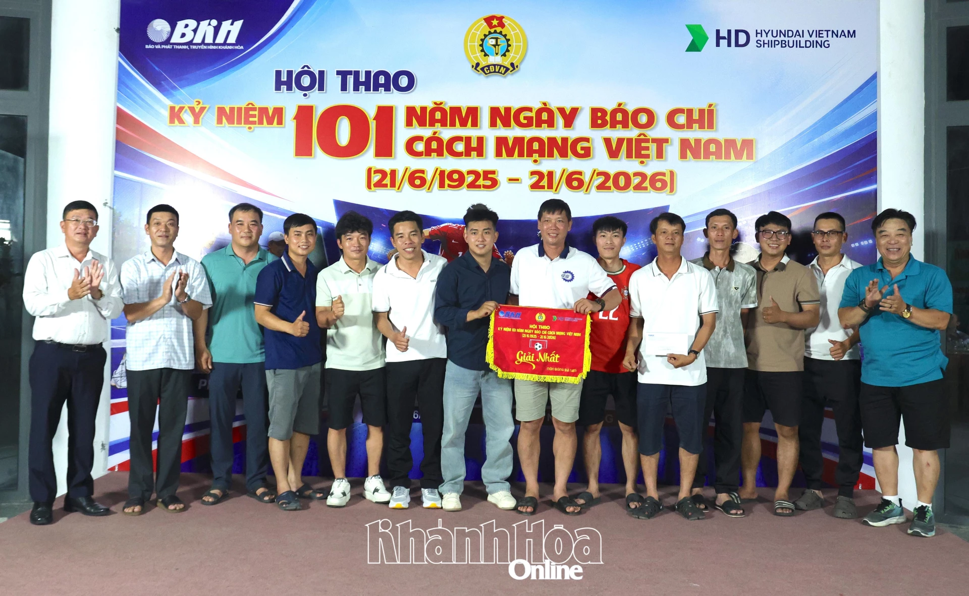 Lãnh đạo các đơn vị trao giải nhất cho môn bóng đá nam.