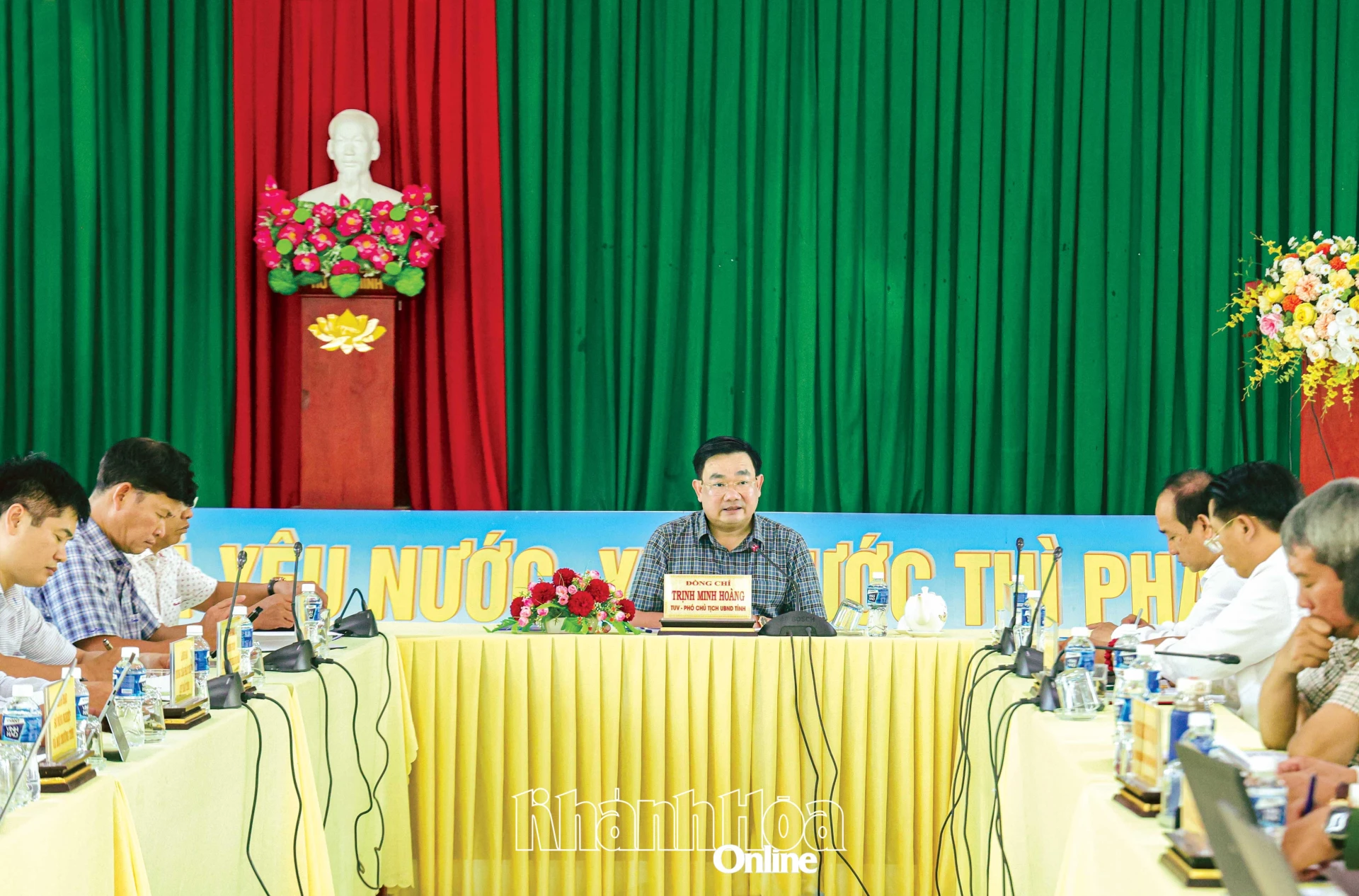 Phó Chủ tịch UBND tỉnh Trịnh Minh Hoàng điều hành cuộc họp.