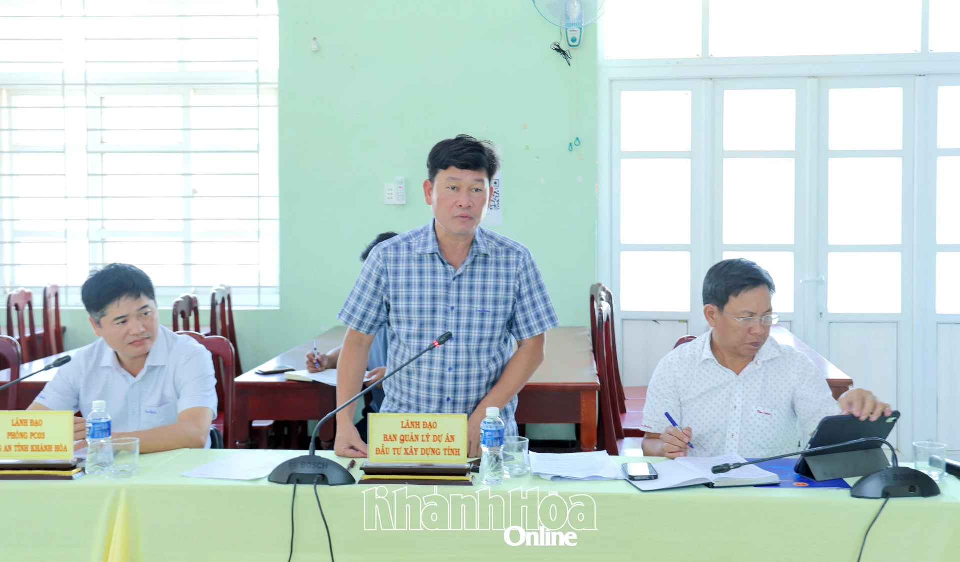 Lãnh đạo Ban Quản lý Dự án đầu tư xây dựng tỉnh báo cáo các phần việc đã thực hiện.