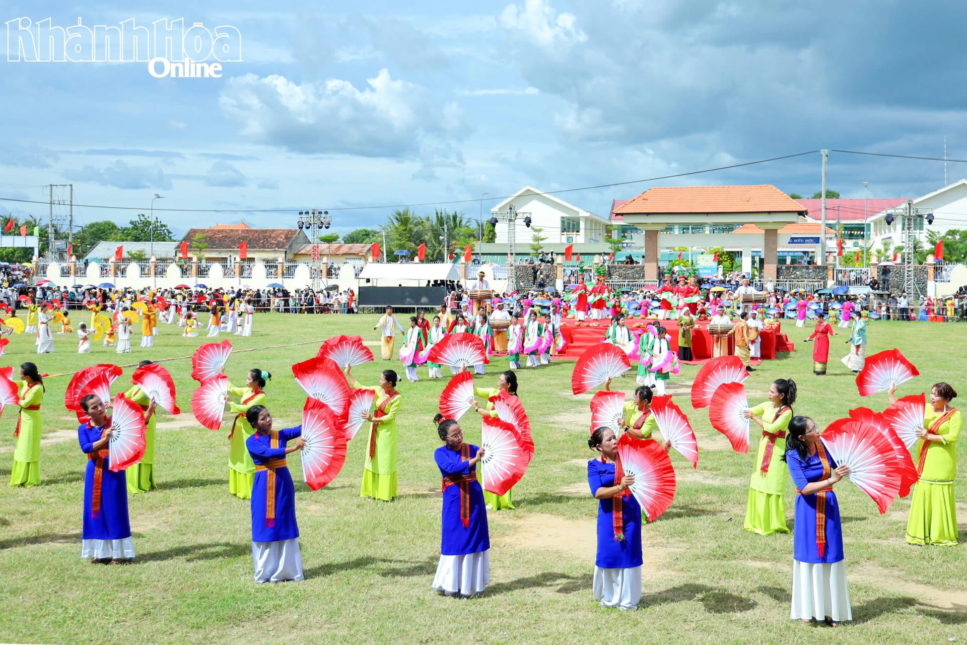 Màn đồng diễn múa Chăm của người dân làng Chăm Hữu Đức.