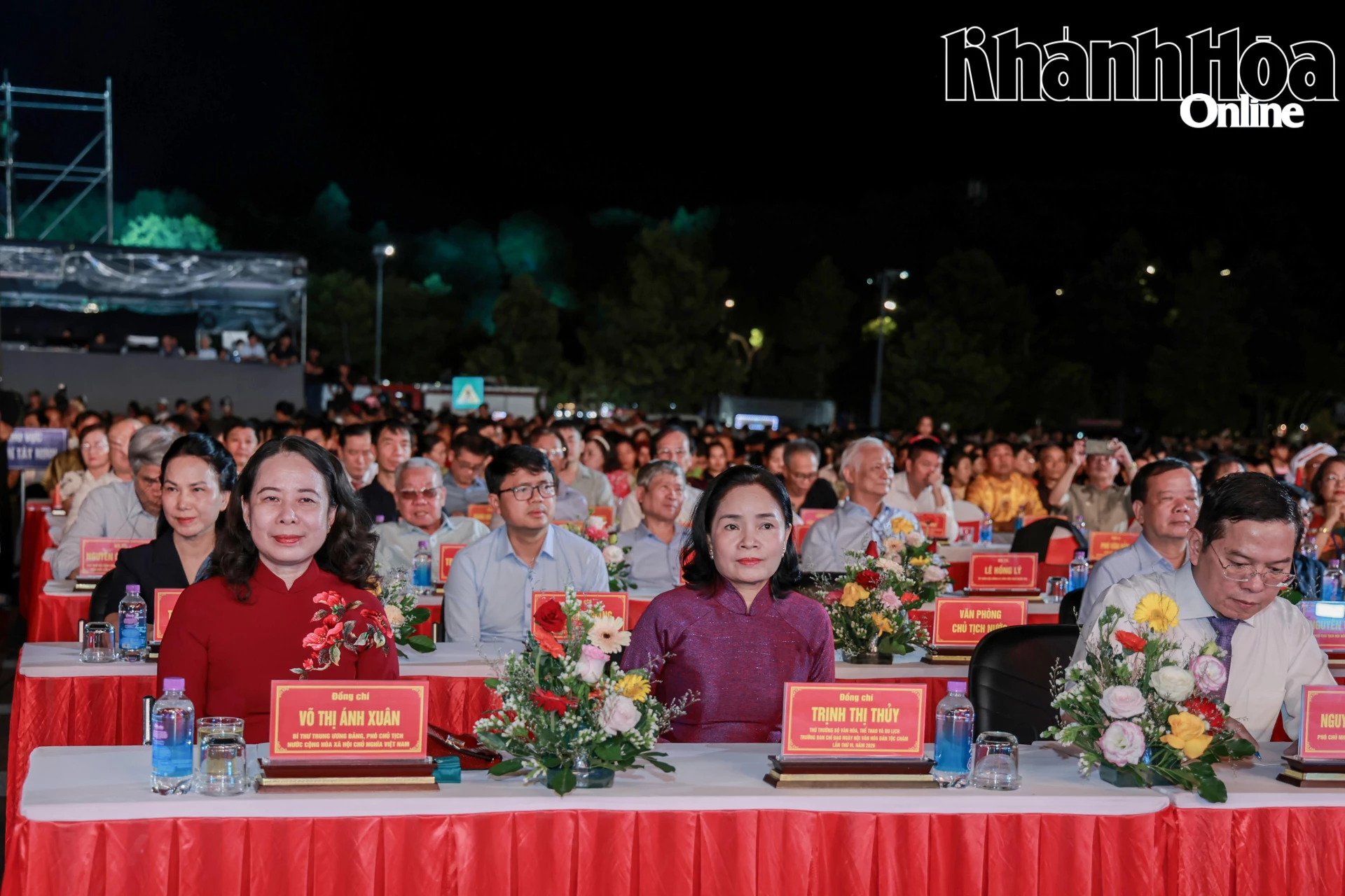Phó Chủ tịch nước Võ Thị Ánh Xuân cùng Thứ trưởng Bộ Văn hóa, Thể thao và Du lịch Trịnh Thị Thủy dự lễ khai mạc ngày hội.