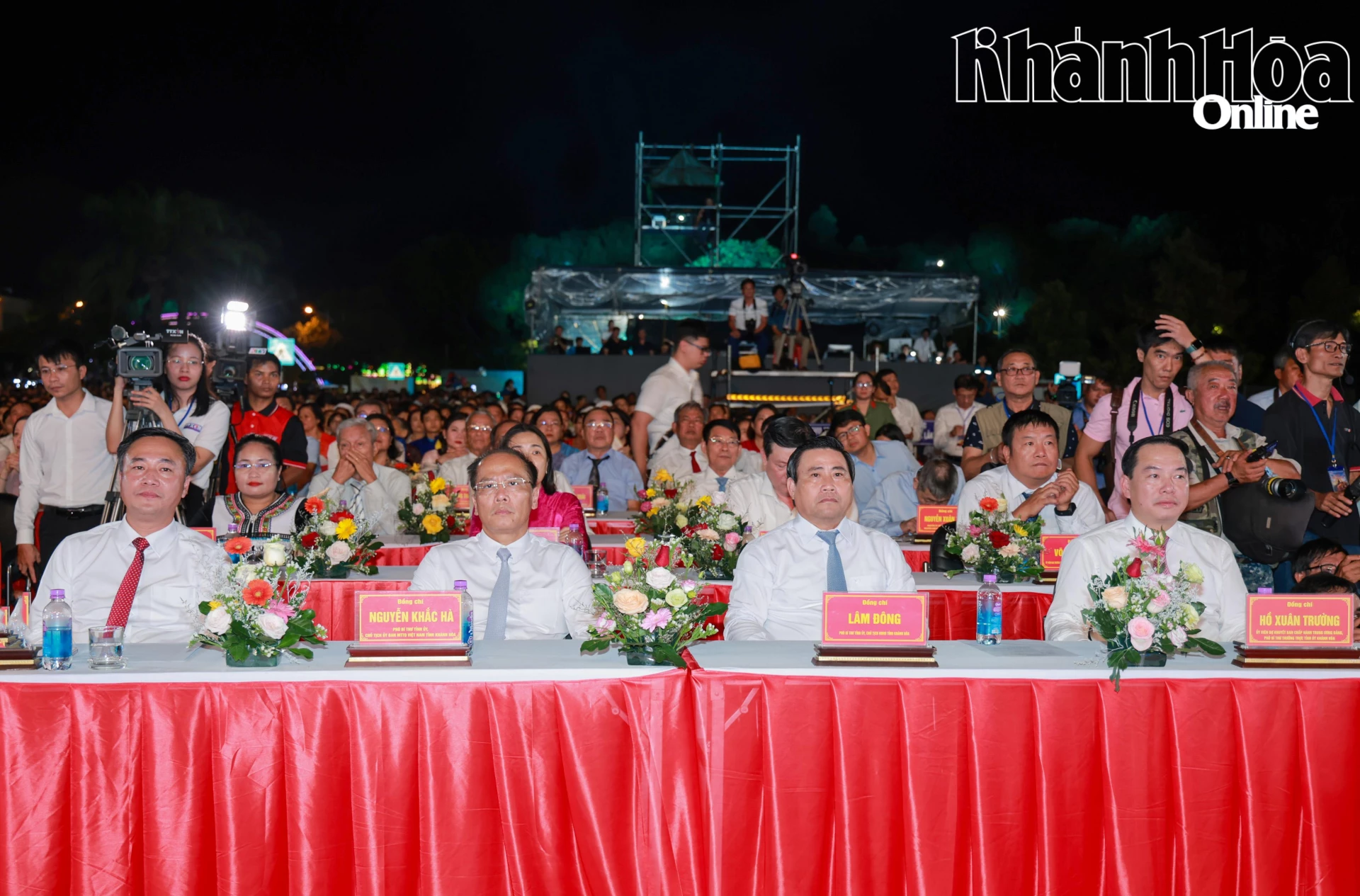 Các đồng chí Thường trực Tỉnh ủy Khánh Hòa dự lễ khai mạc ngày hội. 