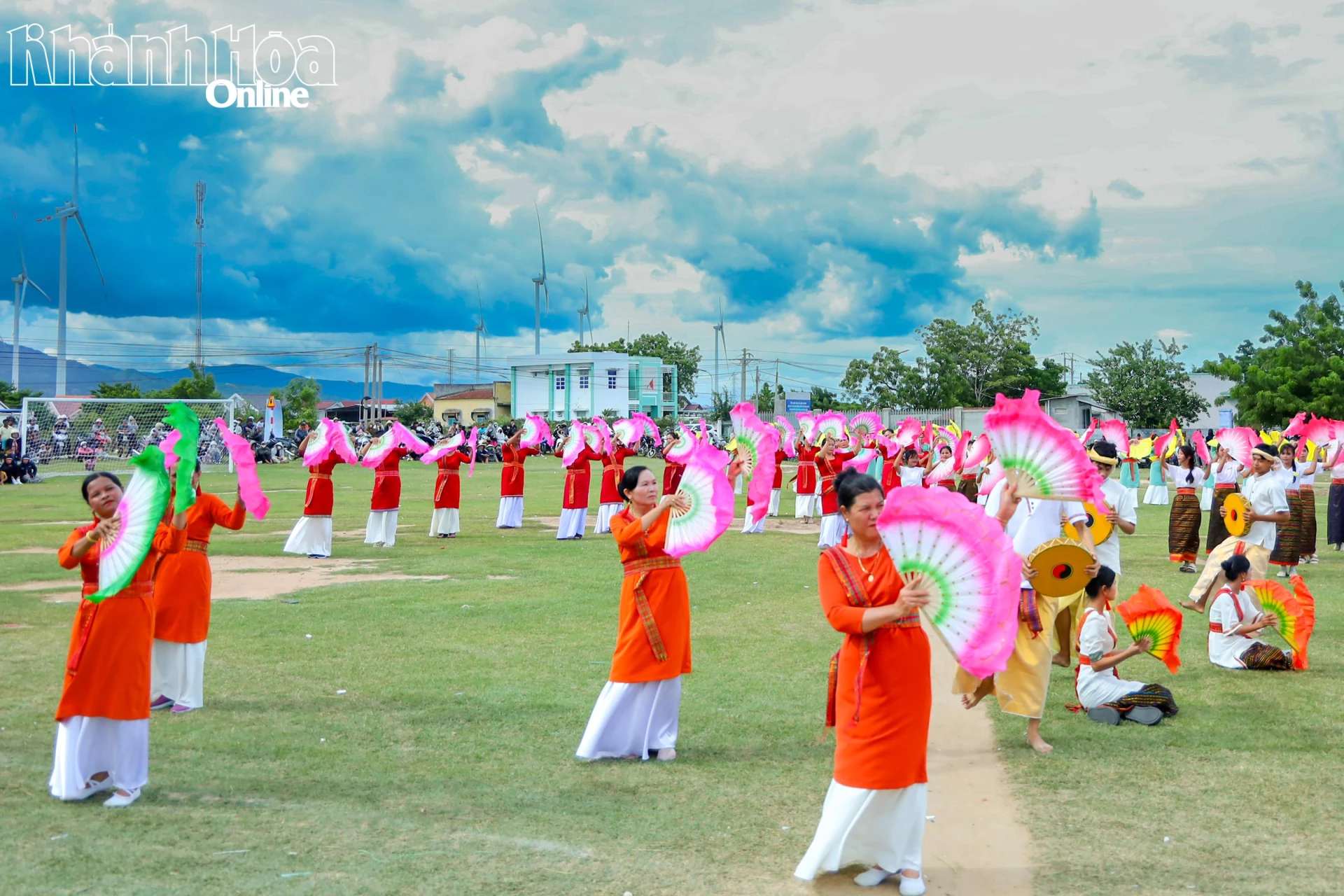 Màn đồng diễn múa Chăm của người dân làng Chăm Hậu Sanh.