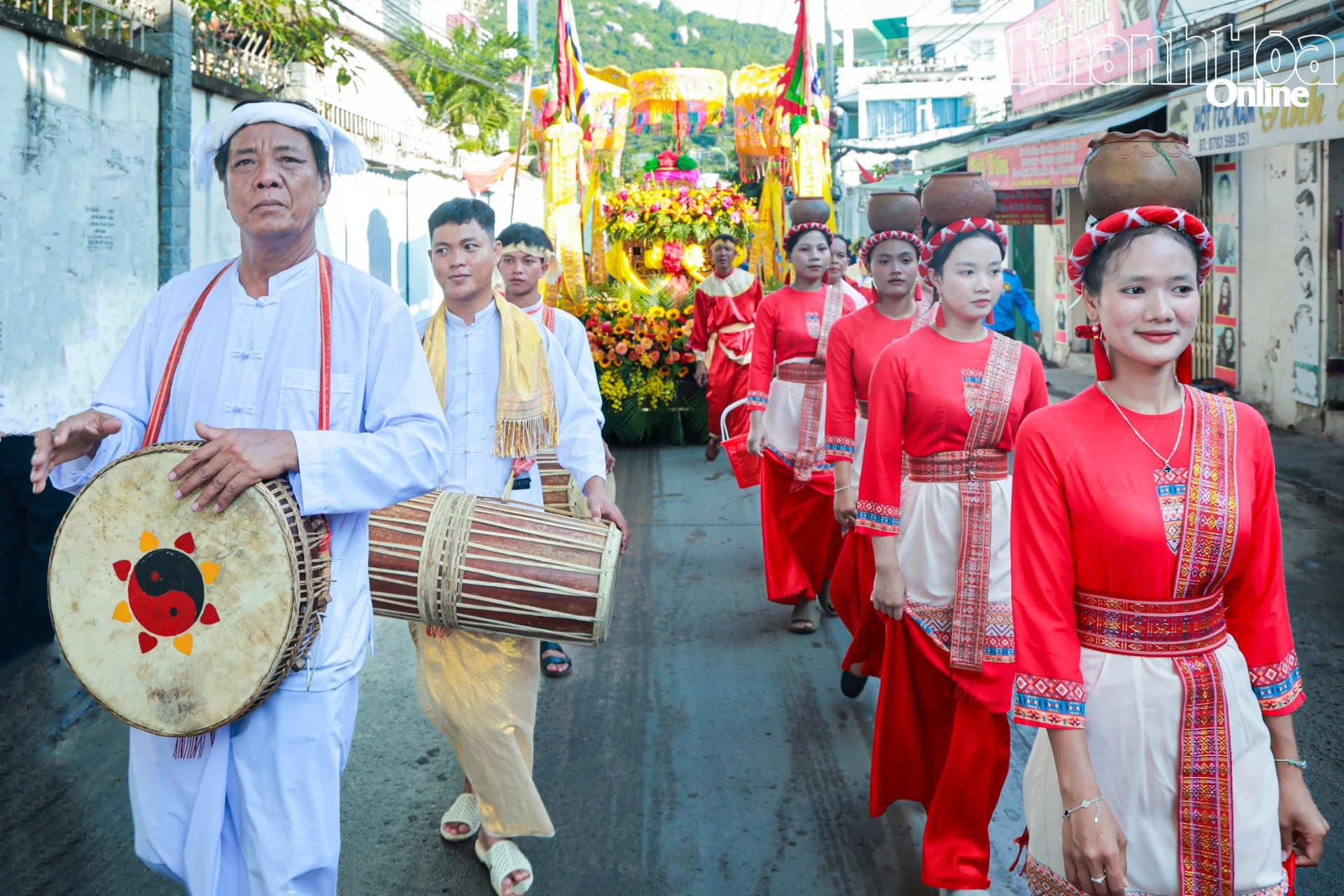 Biểu diễn trống paranưng, trống ghinăng trong nghi thức rước nước thuộc Lễ hội Tháp Bà Pô Nagar.