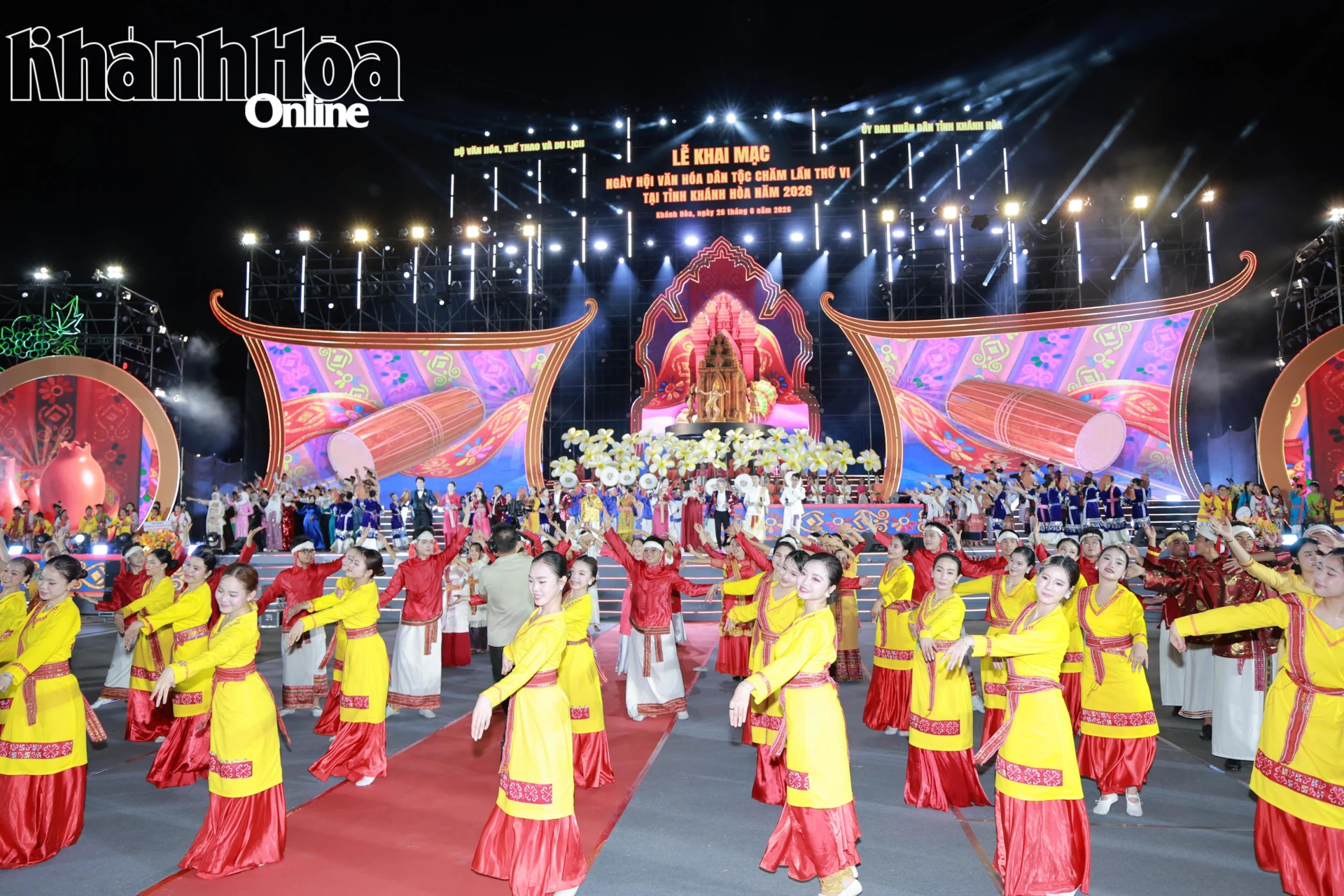Thiếu nữ Chăm duyên dáng trong vũ điệu truyền thống. 