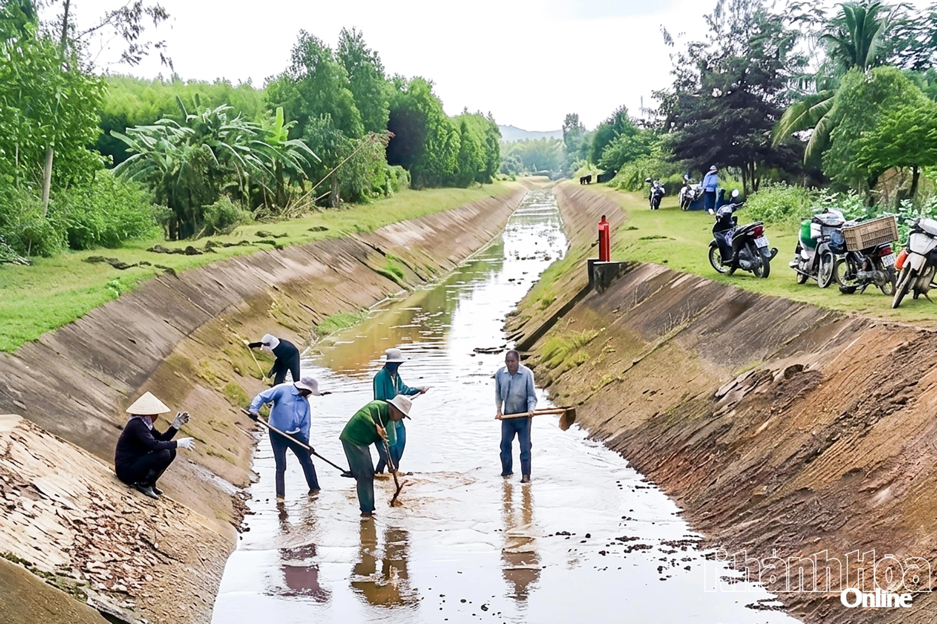 Công nhân Công ty Thủy lợi Khánh Hòa nạo vét, gia cố tuyến kênh chính đông, hồ chứa nước Đá Bàn.
