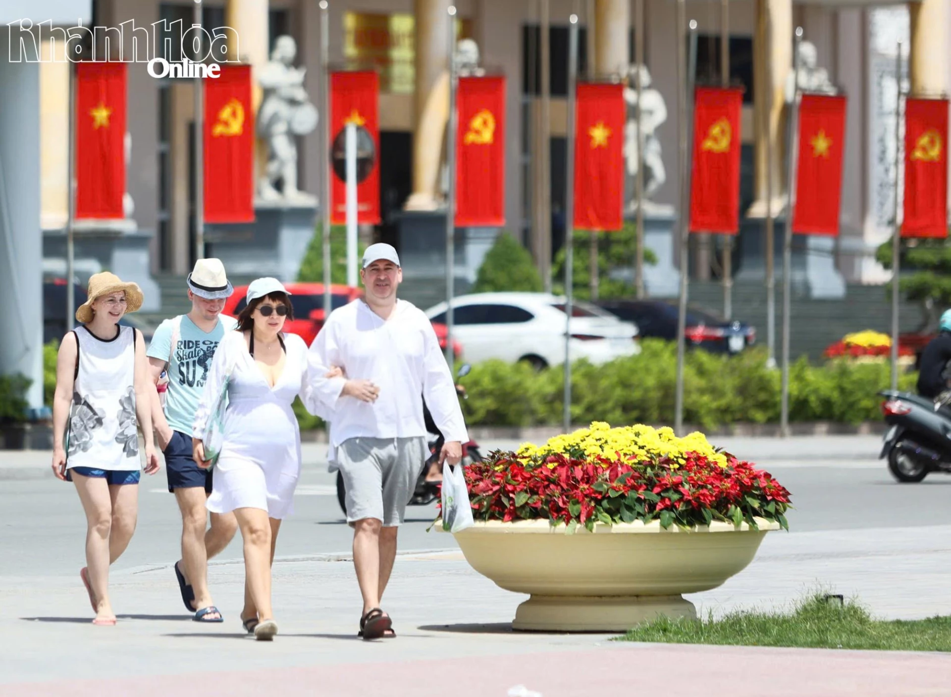 Du khách Nga dạo phố Nha Trang.