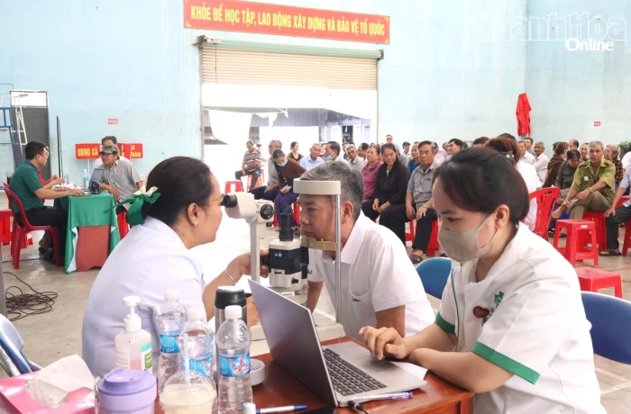 Khám, tư vấn mắt miễn phí cho 250 người dân xã Cam Lâm