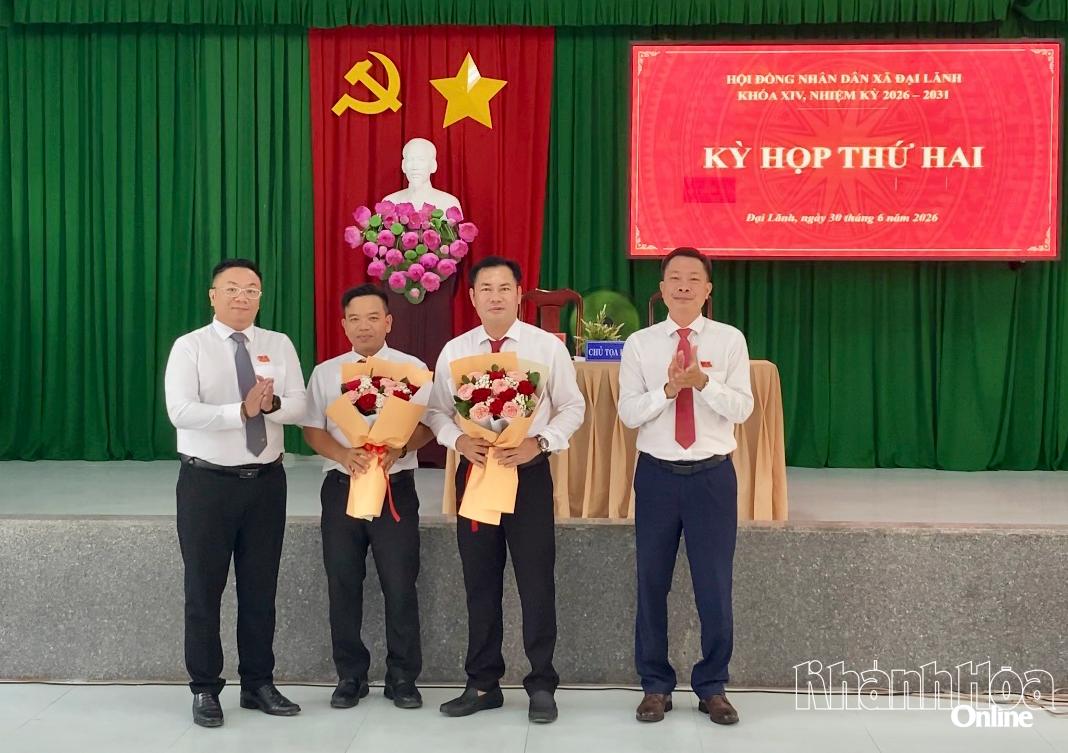 Lãnh đạo xã Đại Lãnh chúc mừng các vị được bầu chức danh ủy viên UBND xã Đại Lãnh, nhiệm kỳ 2026-2031.
