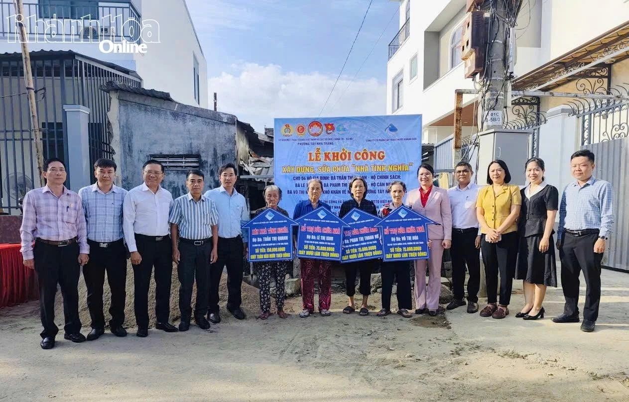 Các đại biểu dự lễ khởi công xây dựng, sửa chữa nhà tình nghĩa cho 4 hộ gia đình của phường Tây Nha Trang.