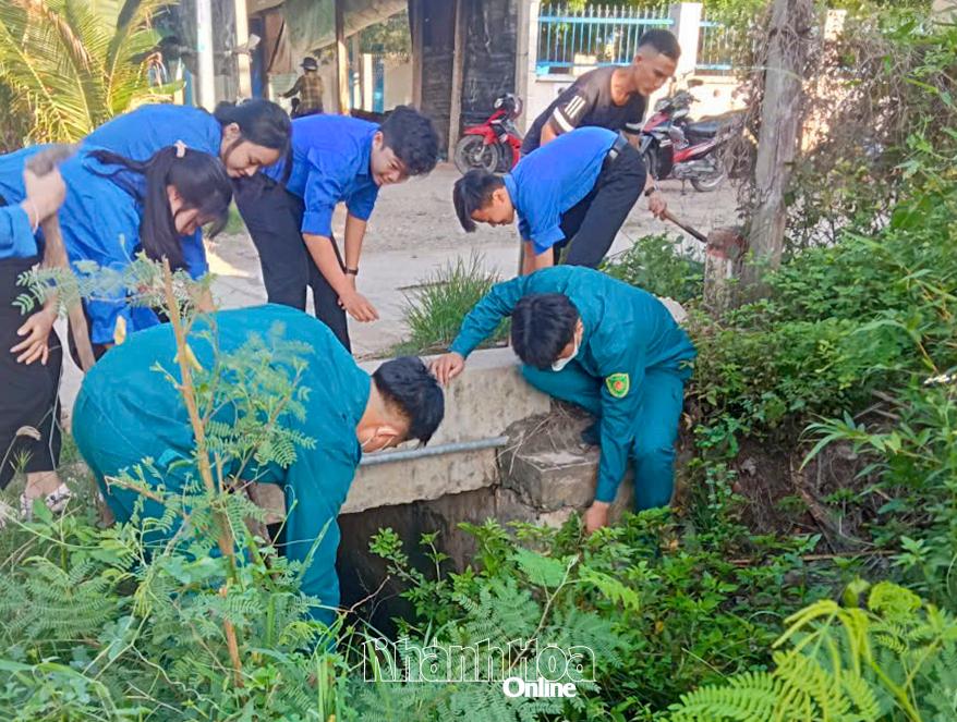 Các bạn đoàn viên khơi thông cống rãnh.