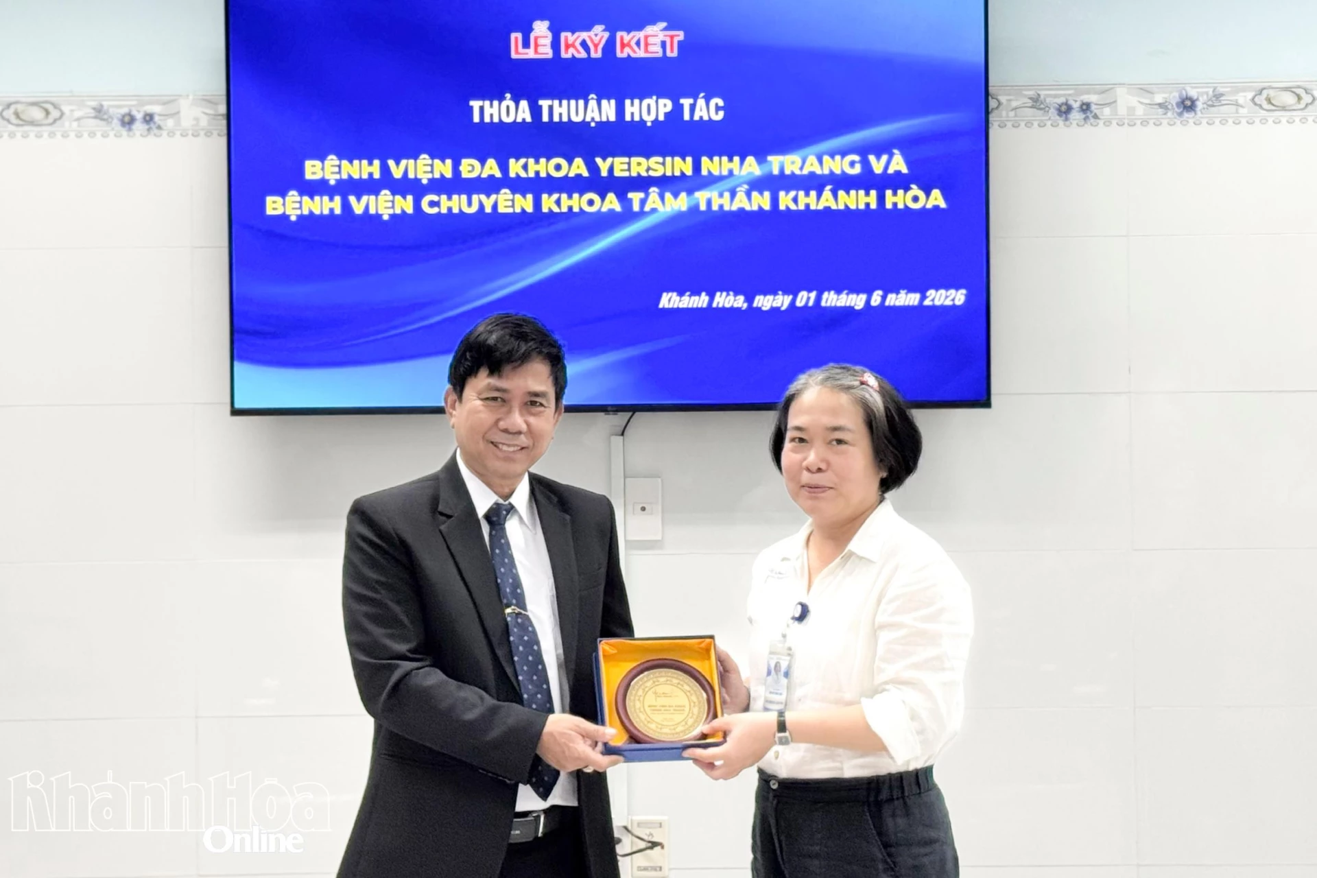 Lãnh đạo Bệnh viện Đa khoa Yersin Nha Trang tặng biểu trưng của bệnh viện cho Bệnh viện Chuyên khoa Tâm thần tỉnh.
