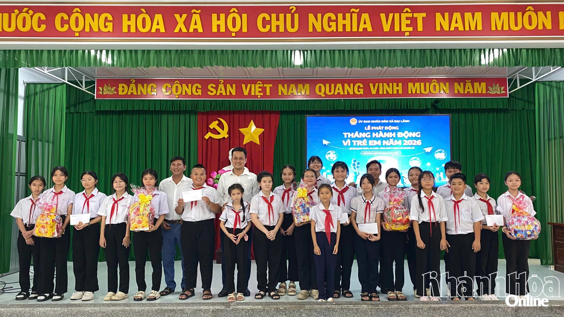 Lãnh đạo xã Đại Lãnh trao học bổng cho học sinh.