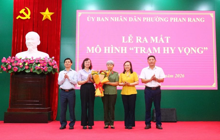Lãnh đạo Đảng ủy phường Phan Rang tặng hoa Ban Chỉ đạo mô hình Trạm hy vọng.