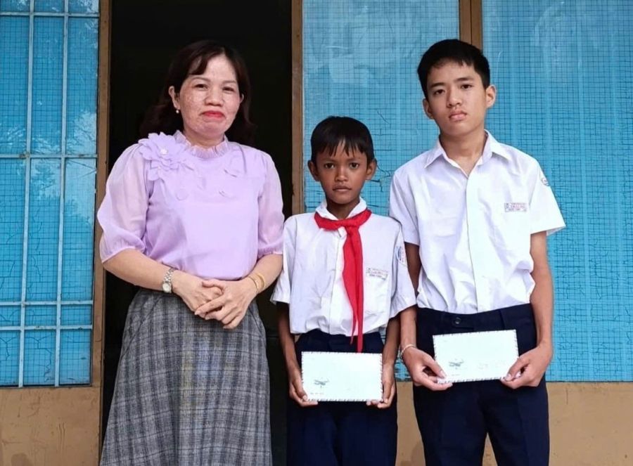 Lãnh đạo Hội Liên hiệp Phụ nữ phường Cam Ranh trao học bổng cho trẻ em mồ côi, có hoàn cảnh khó khăn.
