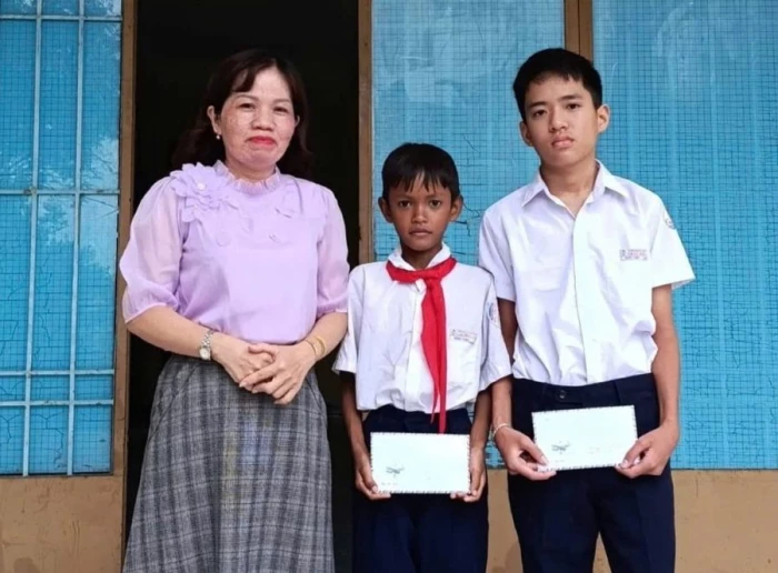 Hội Liên hiệp Phụ nữ phường Cam Ranh trao học bổng “Mẹ đỡ đầu” cho trẻ em mồ côi