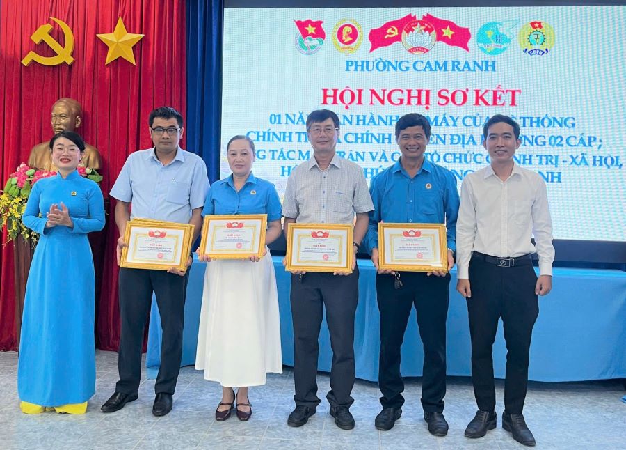 Lãnh đạo Ủy ban MTTQ Việt Nam phường Cam Ranh trao giấy khen cho các tập thể tiêu biểu.