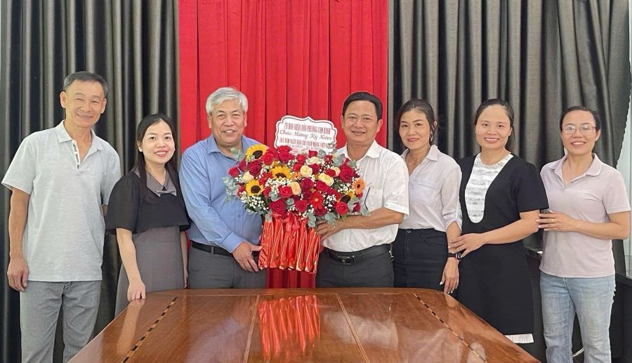 Lãnh đạo phường Cam Ranh tặng hoa chúc mừng Trung tâm Dịch vụ, sự nghiệp công phường.