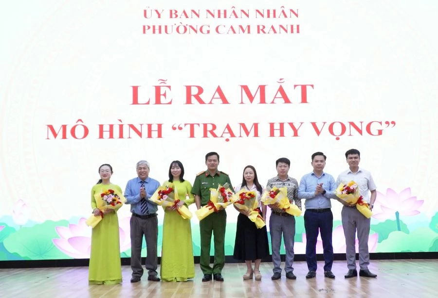 Lãnh đạo phường Cam Ranh tặng hoa cho Tổ giúp việc của mô hình.
