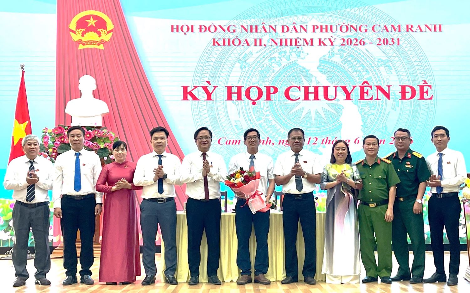 Lãnh đạo phường Cam Ranh tặng hoa chúc mừng thành viên UBND phường.