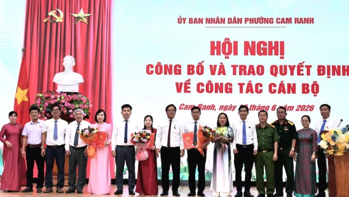 Phường Cam Ranh công bố, trao các quyết định về công tác cán bộ
