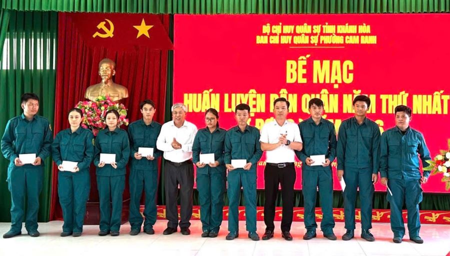 Lãnh đạo phường Cam Ranh trao giấy khen cho các chiến sĩ dân quân có thành tích xuất sắc.