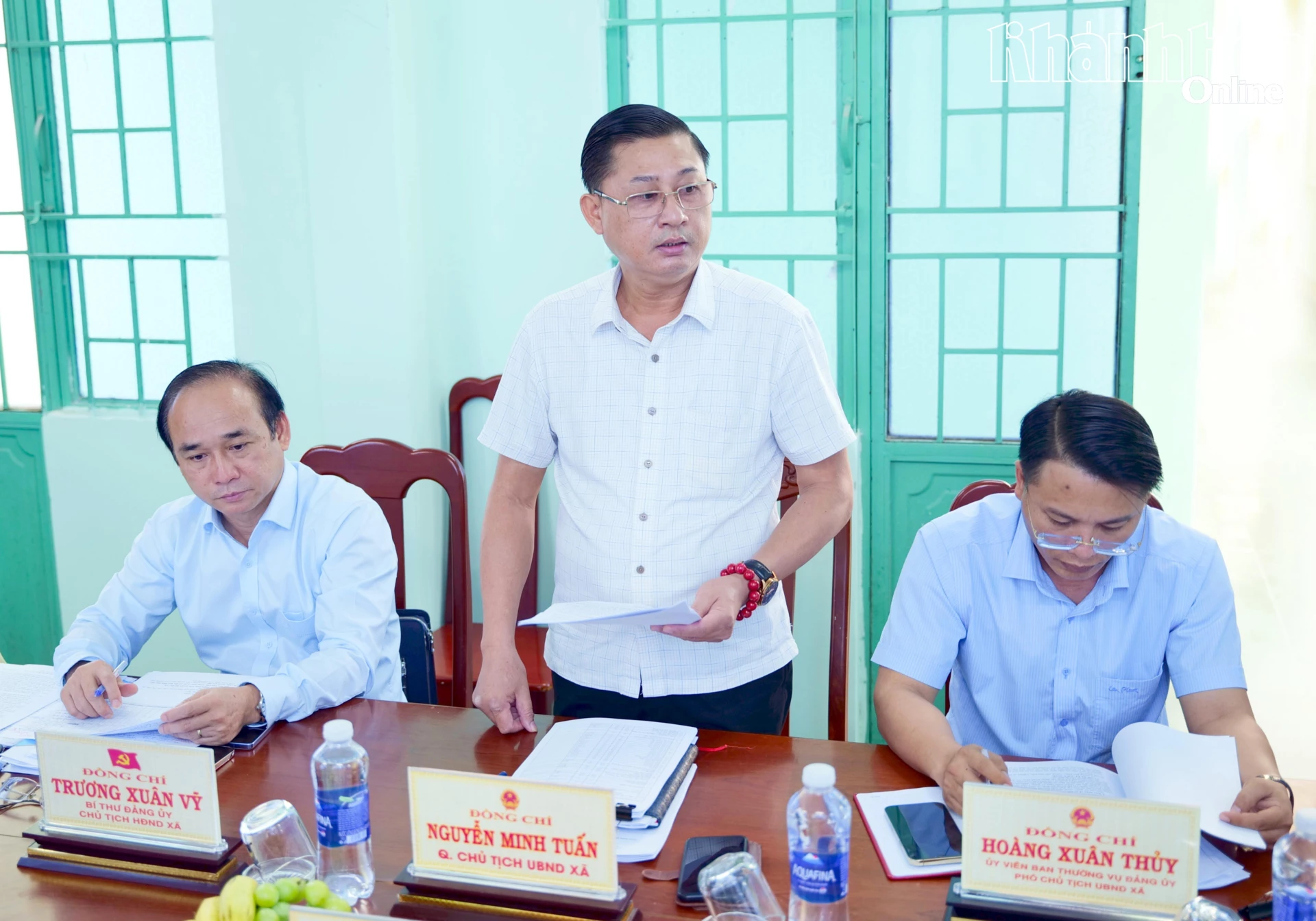 Lãnh đạo xã Phước Dinh thông tin các nội dung dự án đã thực hiện.