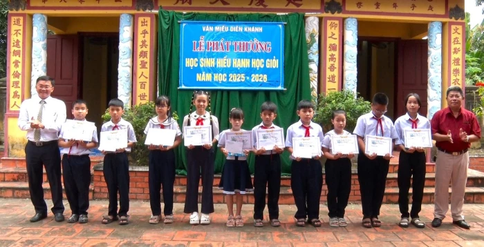 Ban Quản lý Văn miếu Diên Khánh trao thưởng cho học sinh hiếu hạnh, học giỏi