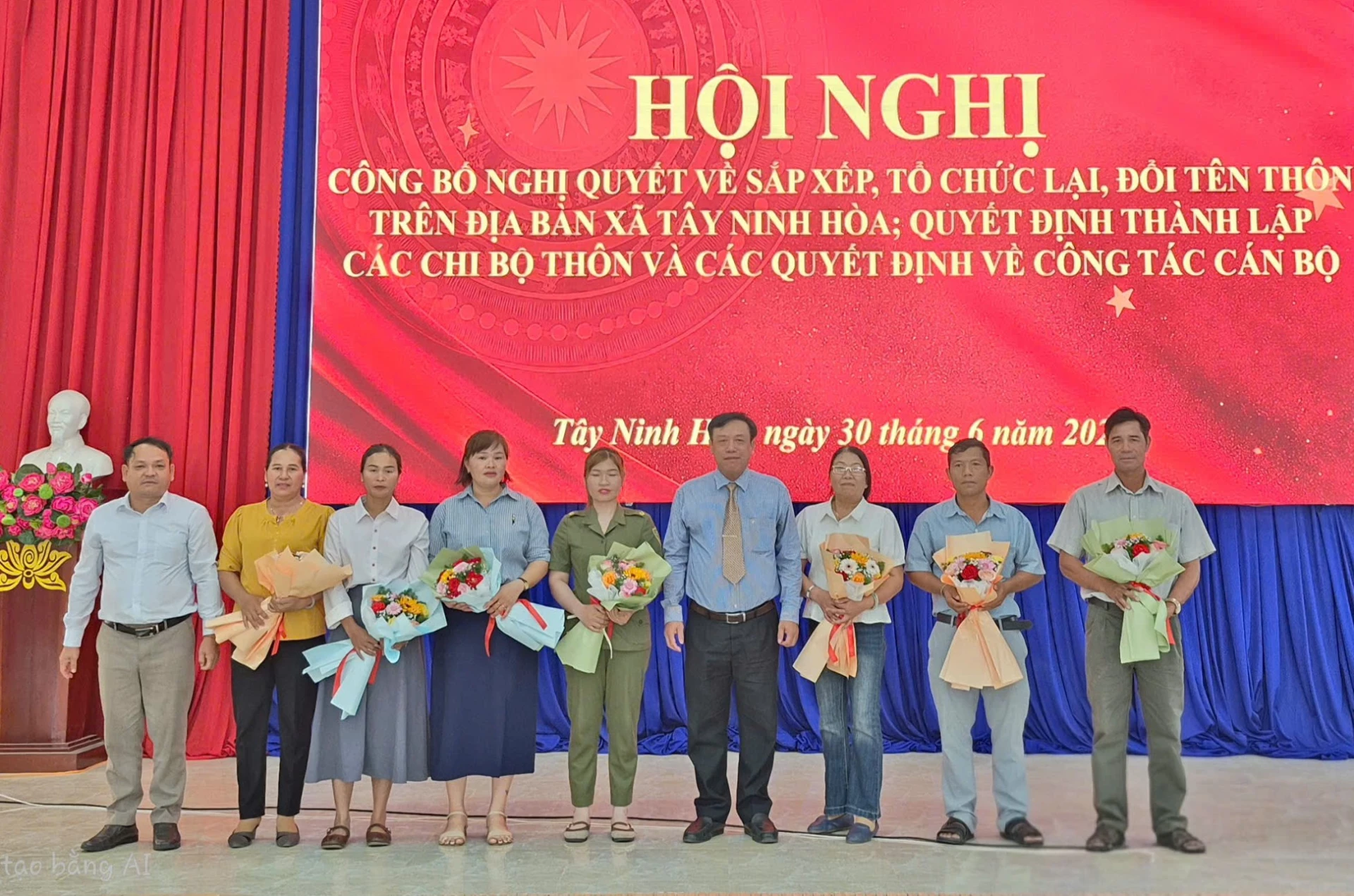 Lãnh đạo xã tặng hoa tri ân cán bộ thôi công tác ở thôn.
