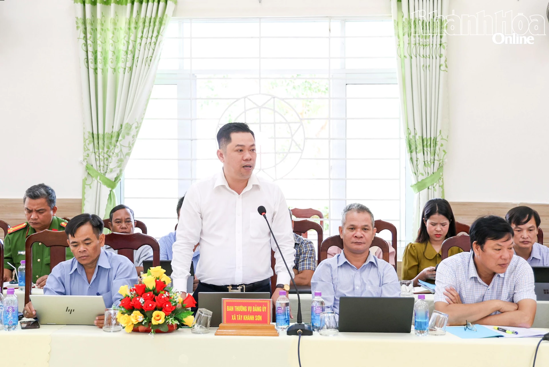 Lãnh đạo xã Tây Khánh Sơn phát biểu tại buổi làm việc