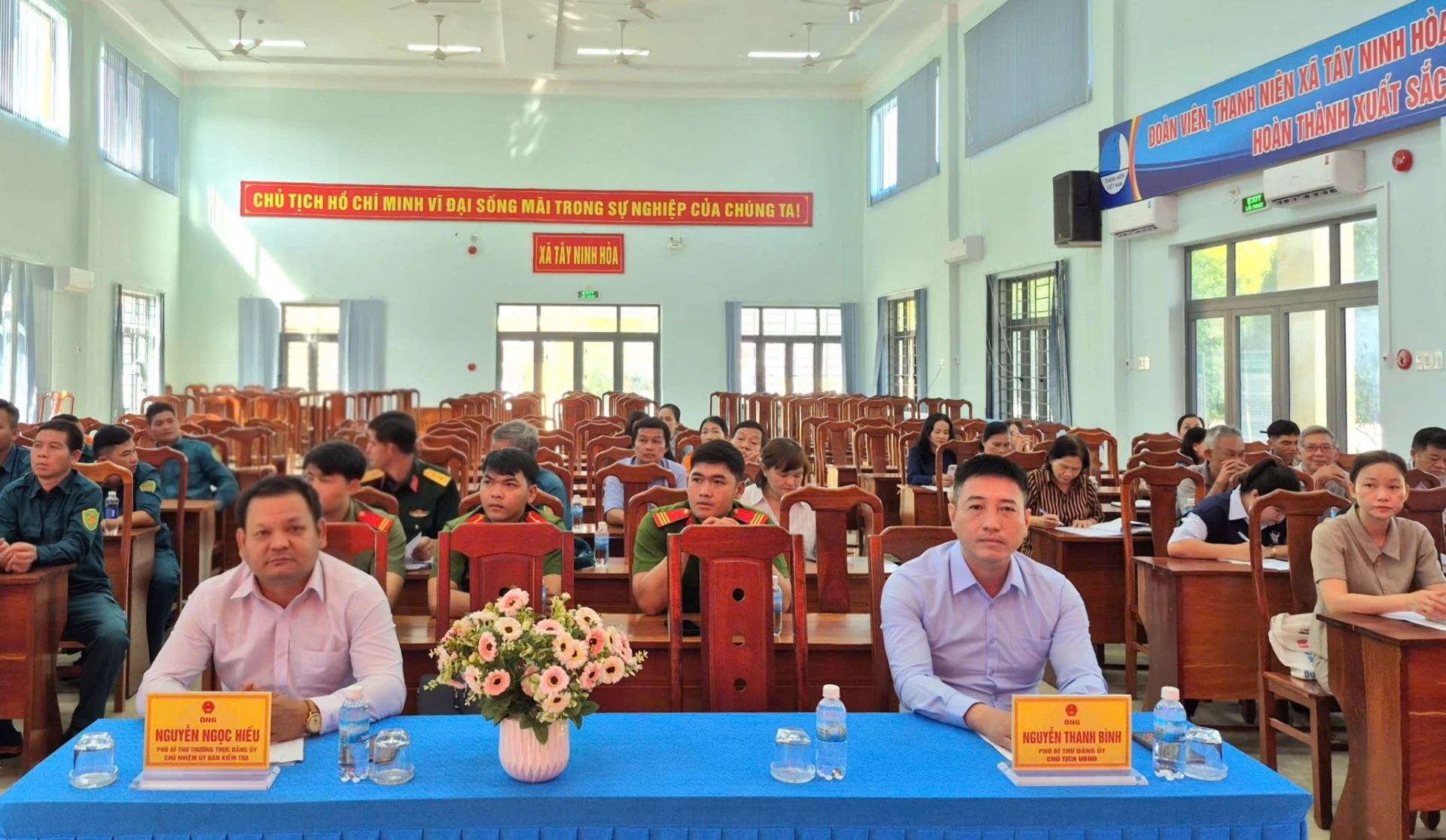 Lãnh đạo xã tham dự hội nghị