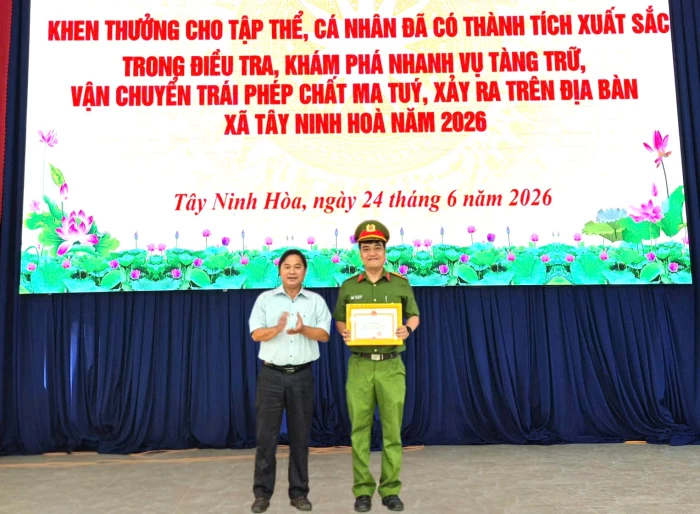 Xã Tây Ninh Hòa khen thưởng tập thể, cá nhân có thành tích xuất sắc trong đấu tranh phòng, chống tội phạm ma túy