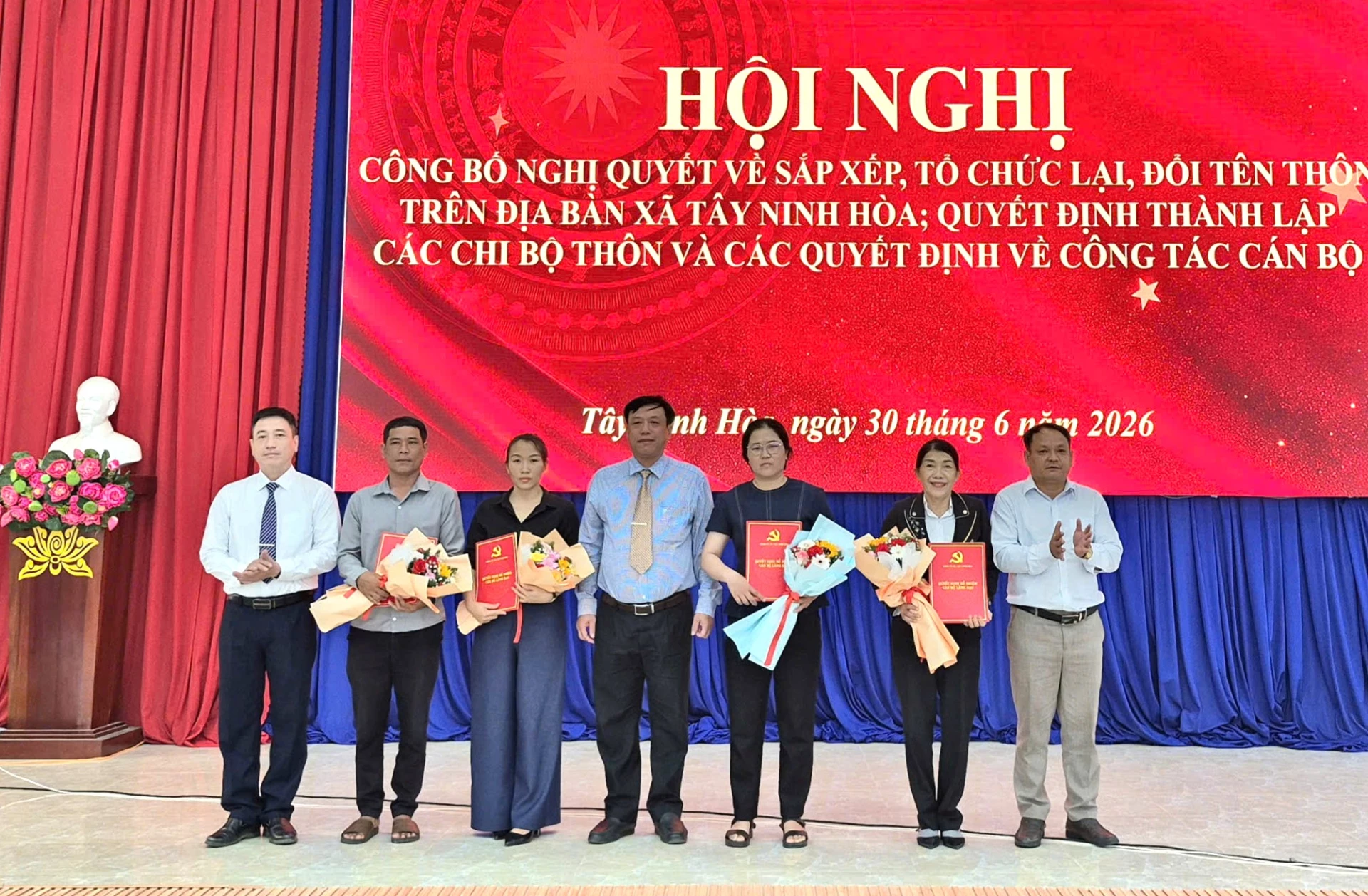Lãnh đạo xã Tây Ninh Hòa trao quyết định thành lập các chi bộ mới.