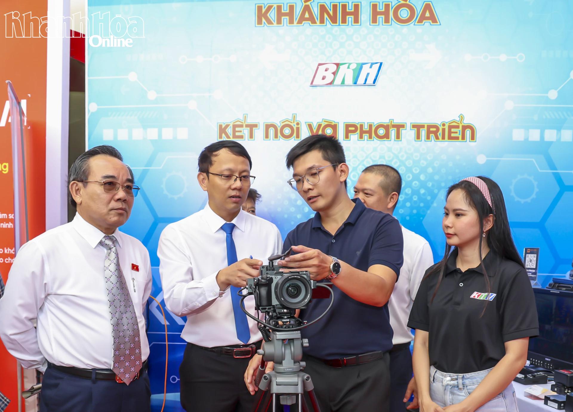 Các đồng chí lãnh đạo tỉnh tham quan gian hàng của Báo và Phát thanh, Truyền hình Khánh Hòa tại Ngày hội Công nghệ số tỉnh năm 2025 (Ảnh: Công Định)