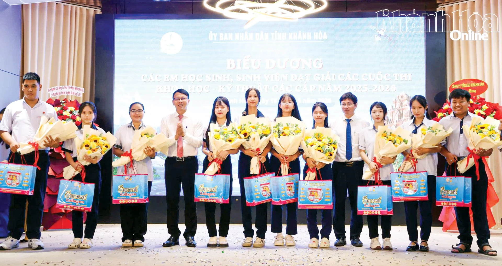 Em Lưu Thùy Dương (thứ ba từ trái sang) và học sinh đoạt giải cuộc thi khoa học - kỹ thuật các cấp năm học 2025 - 2026 được khen thưởng.