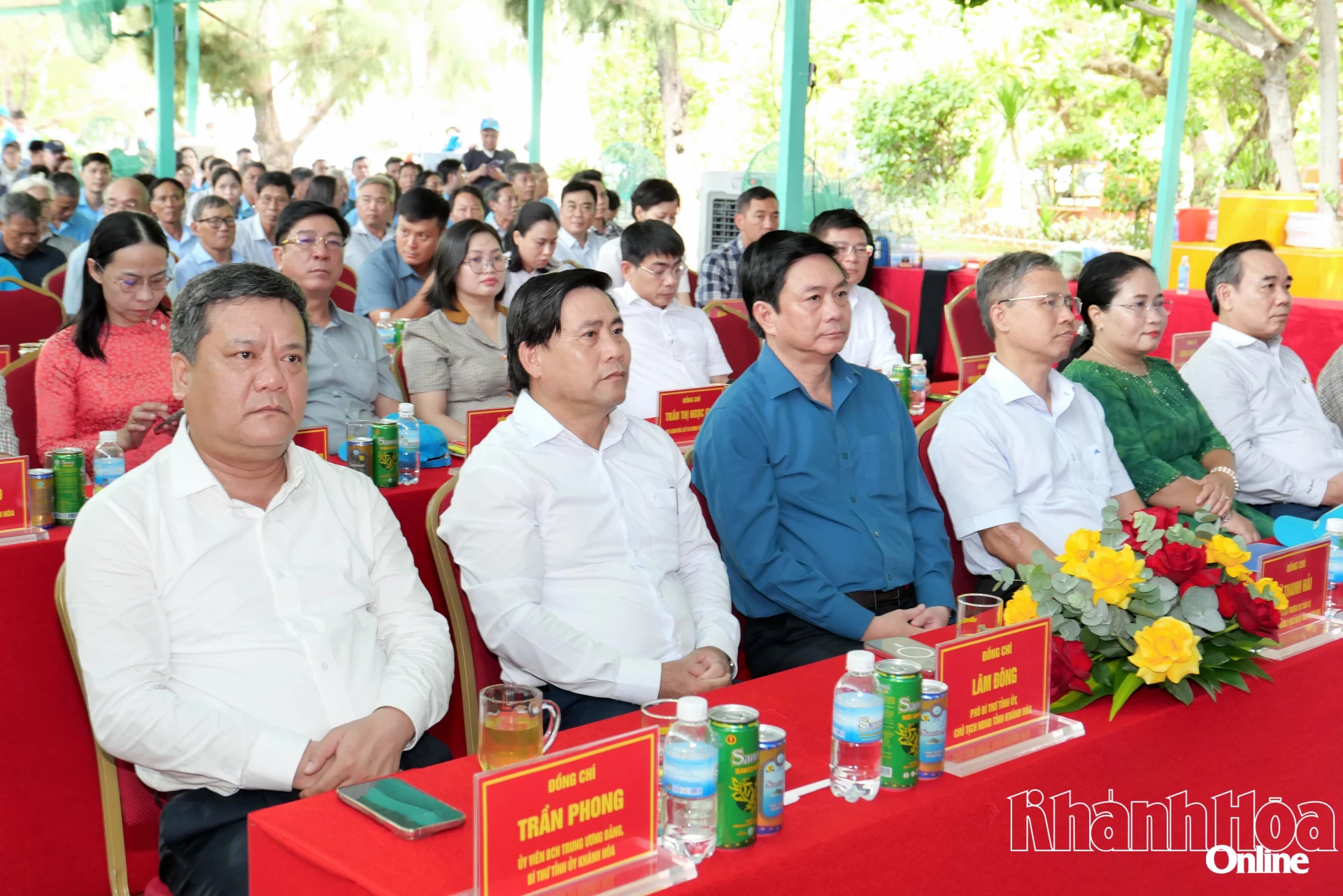 Các đồng chí lãnh đạo tỉnh tham dự Lễ hội Yến sào Khánh Hòa.